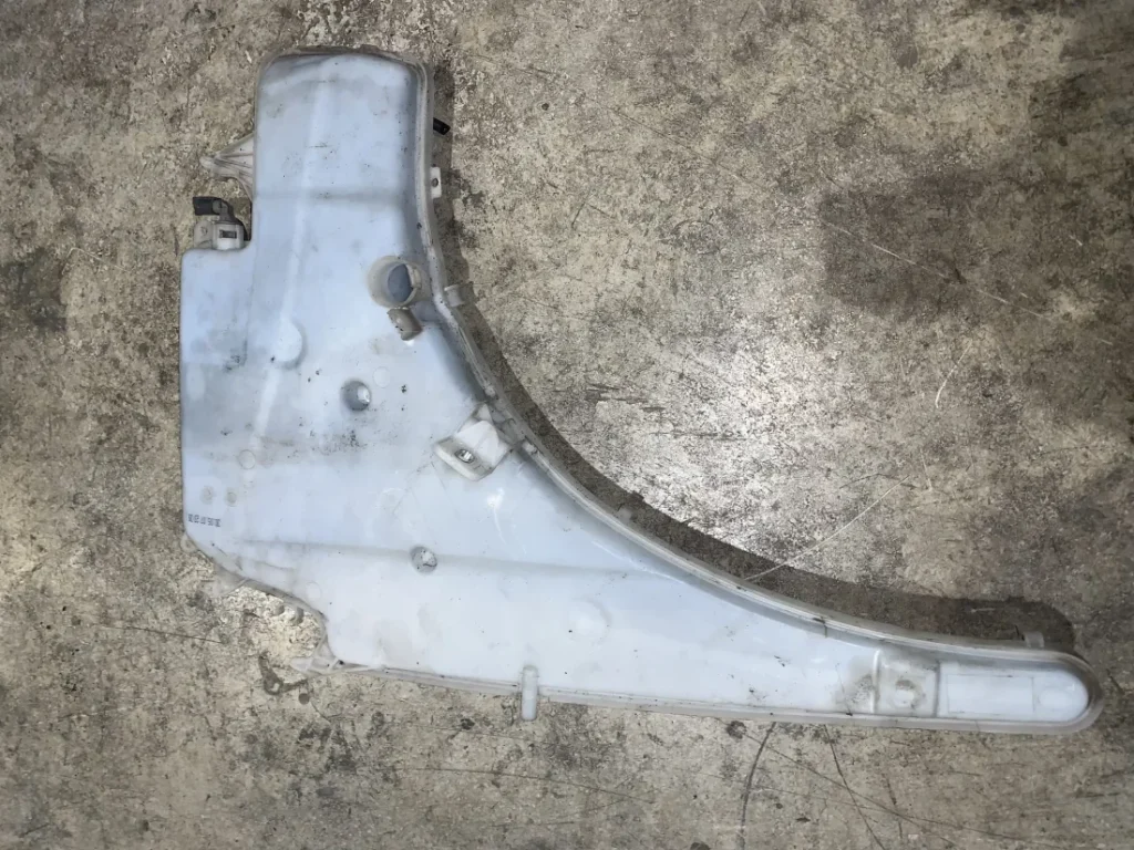 ΔΕΞΑΜΕΝΗ - ΔΟΧΕΙΟ ΥΓΡΟΥ ΥΑΛΟΚΑΘΑΡΙΣΤΗΡΑ BMW ΣΕΙΡΑ 1 E81 E87 (ΚΩΔ. ΑΝΤΑΛ. 61677068990)