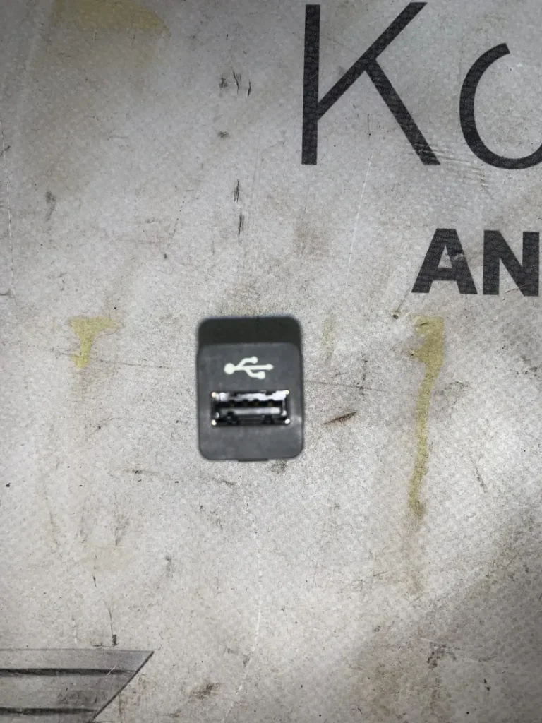 ΑΝΤΑΠΤΟΡΑΣ USB BMW ΣΕΙΡΑ 5, 6 F10 F11 F12 F13 F06 X5 E70 X6 E71 (ΚΩΔ. ΑΝΤΑΛ. 61319167196)