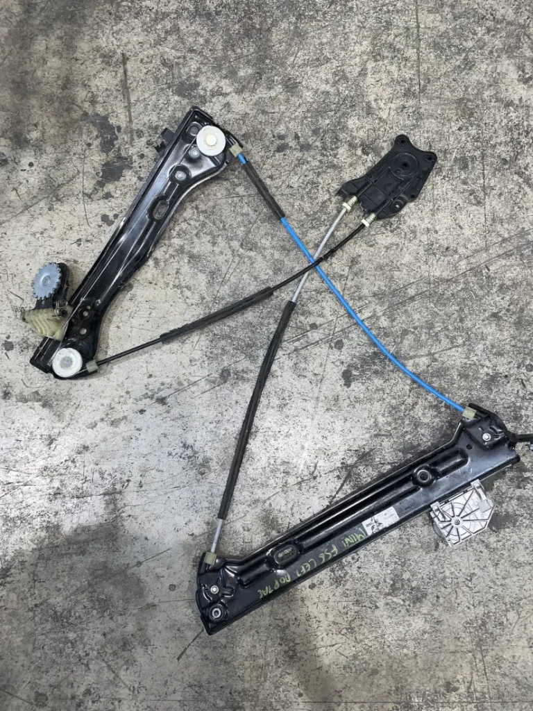 ΑΝΕΒΑΤΟΡΙ - ΓΡΥΛΟΣ ΠΑΡΑΘΥΡΟΥ ΕΜΠΡΟΣ ΑΡΙΣΤΕΡΟ MINI COOPER F55 F56 (ΚΩΔ. ΑΝΤΑΛ. 7296441 - 7296443)