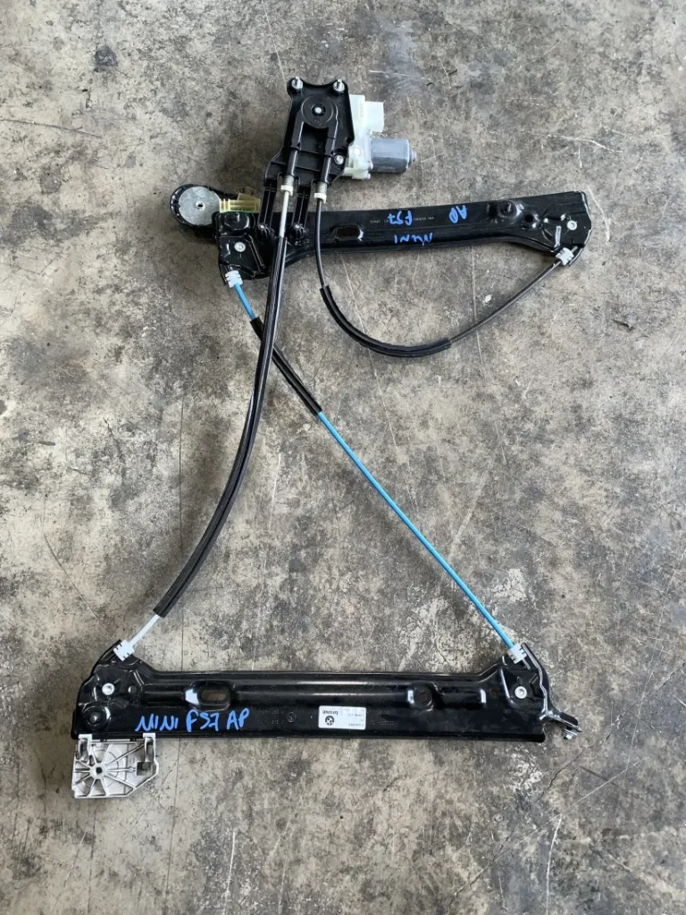 ΑΝΕΒΑΤΟΡΙ - ΓΡΥΛΟΣ ΠΑΡΑΘΥΡΟΥ ΕΜΠΡΟΣ ΑΡΙΣΤΕΡΟ MINI COOPER/ONE/S F56 (ΚΩΔ. ΑΝΤΑΛ. 7296443 - 7296441)