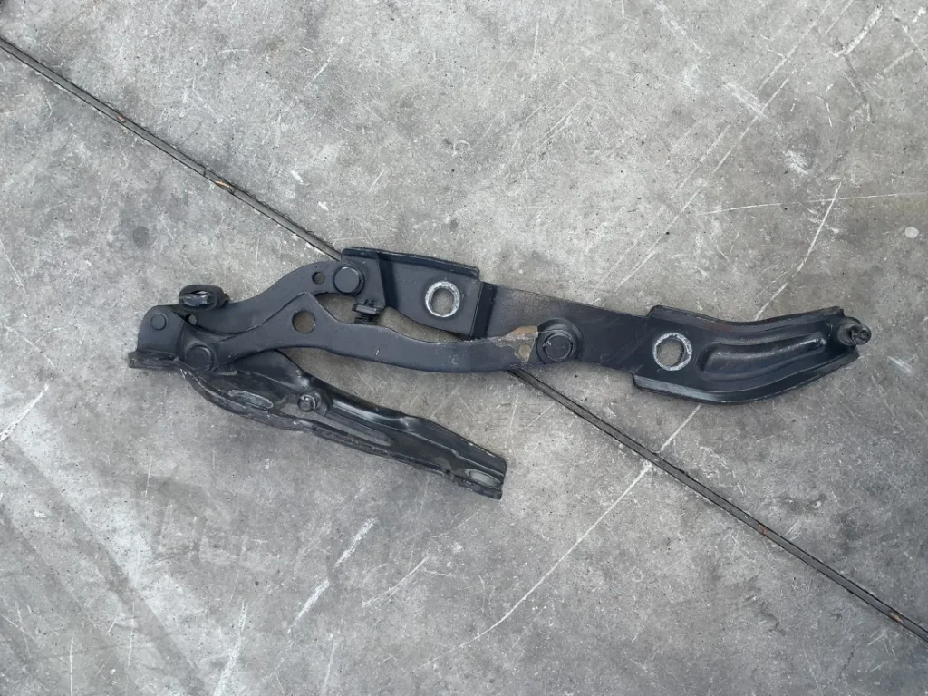 ΜΕΝΤΕΣΕΣ ΚΑΠΟΥ ΕΜΠΡΟΣ ΑΡΙΣΤΕΡΑ BMW ΣΕΙΡΑ 3 E90 E91 E92 E93 (ΚΩΔ. ΑΝΤΑΛ. 7060627)