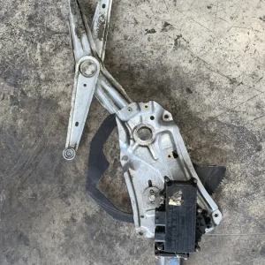 ΑΝΕΒΑΤΟΡΙ - ΓΡΥΛΟΣ ΠΑΡΑΘΥΡΟΥ ΕΜΠΡΟΣ ΑΡΙΣΤΕΡΟ BMW ΣΕΙΡΑ 3 E36 COMPACT (ΚΩΔ. ΑΝΤΑΛ. 67628360057)