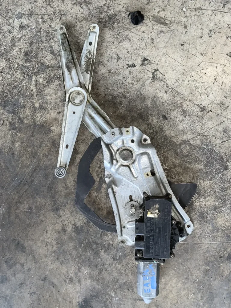 ΑΝΕΒΑΤΟΡΙ - ΓΡΥΛΟΣ ΠΑΡΑΘΥΡΟΥ ΕΜΠΡΟΣ ΑΡΙΣΤΕΡΟ BMW ΣΕΙΡΑ 3 E36 COMPACT (ΚΩΔ. ΑΝΤΑΛ. 67628360057)