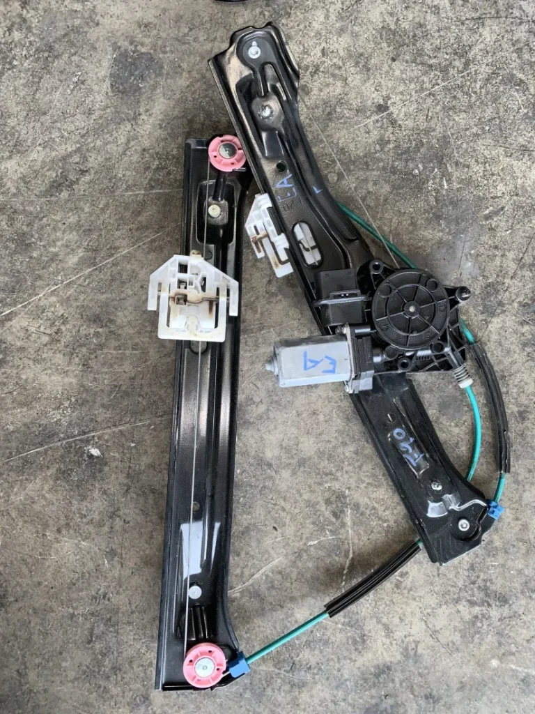 ΑΝΕΒΑΤΟΡΙ - ΓΡΥΛΟΣ ΠΑΡΑΘΥΡΟΥ ΕΜΠΡΟΣ ΑΡΙΣΤΕΡΟ BMW ΣΕΙΡΑ 1 F20 F21 (ΚΩΔ. ΑΝΤΑΛ. 7242561)