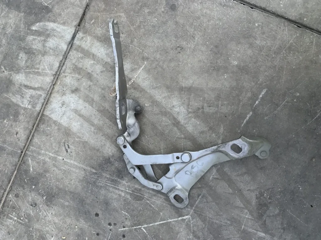 ΜΕΝΤΕΣΕΣ ΚΑΠΟΥ ΕΜΠΡΟΣ ΑΡΙΣΤΕΡΑ MINI R55 R56 R57 (ΚΩΔ. ΑΝΤΑΛ. 2751203)