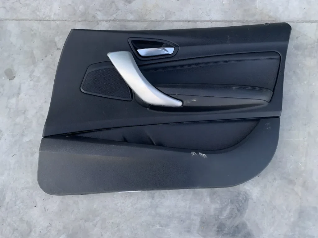 ΕΠΕΝΔΥΣΗ ΠΟΡΤΑΣ ΔΕΡΜΑ ΕΜΠΡΟΣ ΔΕΞΙΑ BMW ΣΕΙΡΑ 1 F20 F21 (ΚΩΔ. ΑΝΤΑΛ. 7282814)