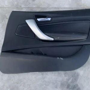 ΕΠΕΝΔΥΣΗ ΠΟΡΤΑΣ ΔΕΡΜΑ ΕΜΠΡΟΣ ΔΕΞΙΑ BMW ΣΕΙΡΑ 1 F20 F21 (ΚΩΔ. ΑΝΤΑΛ. 7282814)