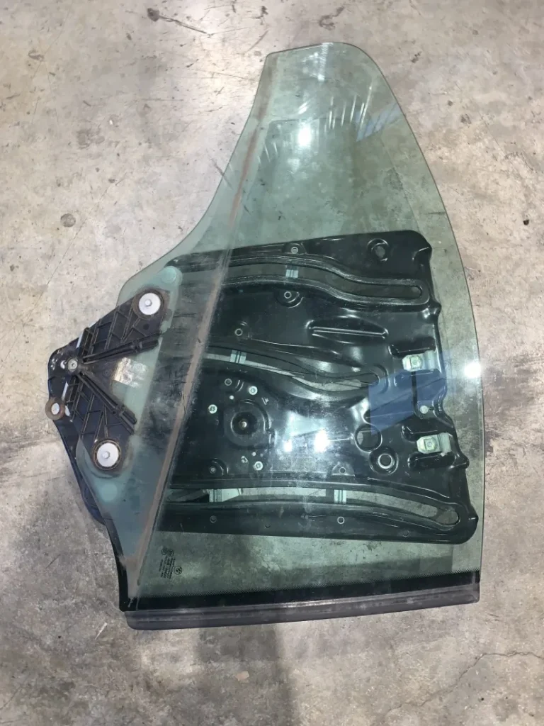 ΠΑΡΑΘΥΡΟ ΜΕ ΑΝΕΒΑΤΟΡΙ ΠΙΣΩ ΔΕΞΙΑ BMW ΣΕΙΡΑ 3 E90 E91 E92 E93 (ΚΩΔ. ΑΝΤΑΛ. 7198048 - 7198050)