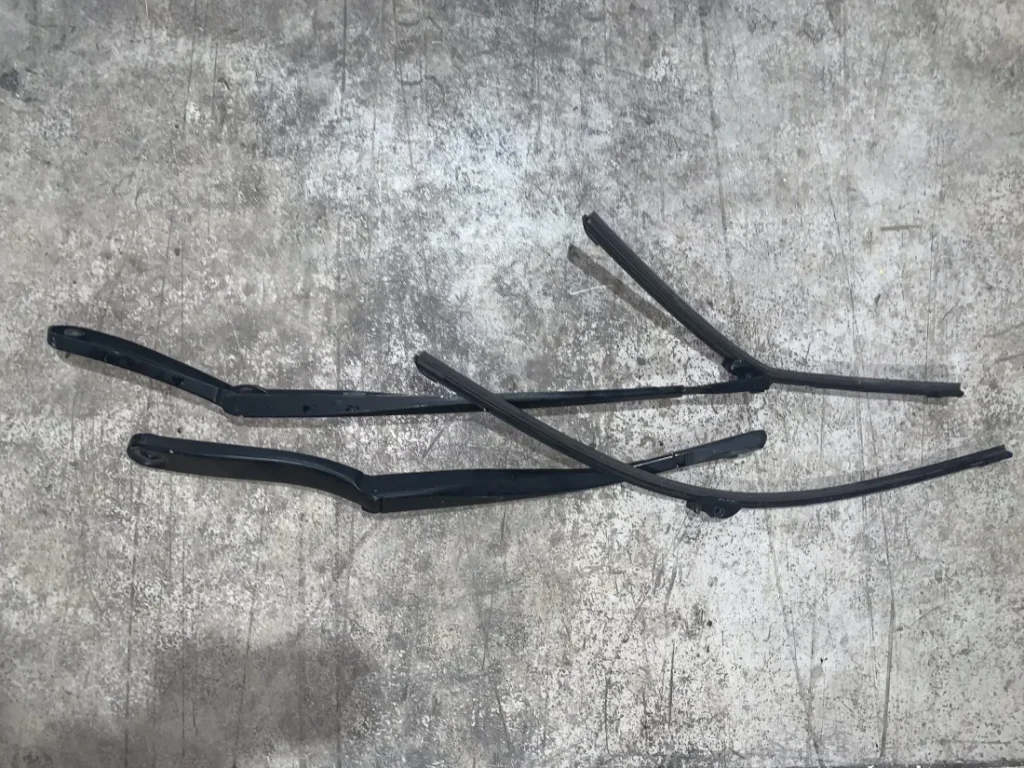 ΒΡΑΧΙΟΝΕΣ ΥΑΛΟΚΑΘΑΡΙΣΤΗΡΩΝ BMW ΣΕΙΡΑ 5, 6, 7 F10 F11 F12 F13 F06 GC F01 F02 F03 F04 HYBRID (ΚΩΔ. ΑΝΤΑΛ. 61617182459 - 61617182460)