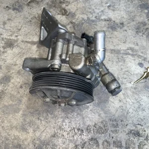 ΑΝΤΛΙΑ ΥΔΡΑΥΛΙΚΟΥ ΤΙΜΟΝΙΟΥ BMW ΣΕΙΡΑ 1, 3 E81 E87 E88 E90 E91 (ΚΩΔ. ΑΝΤΑΛ. 32427539015)