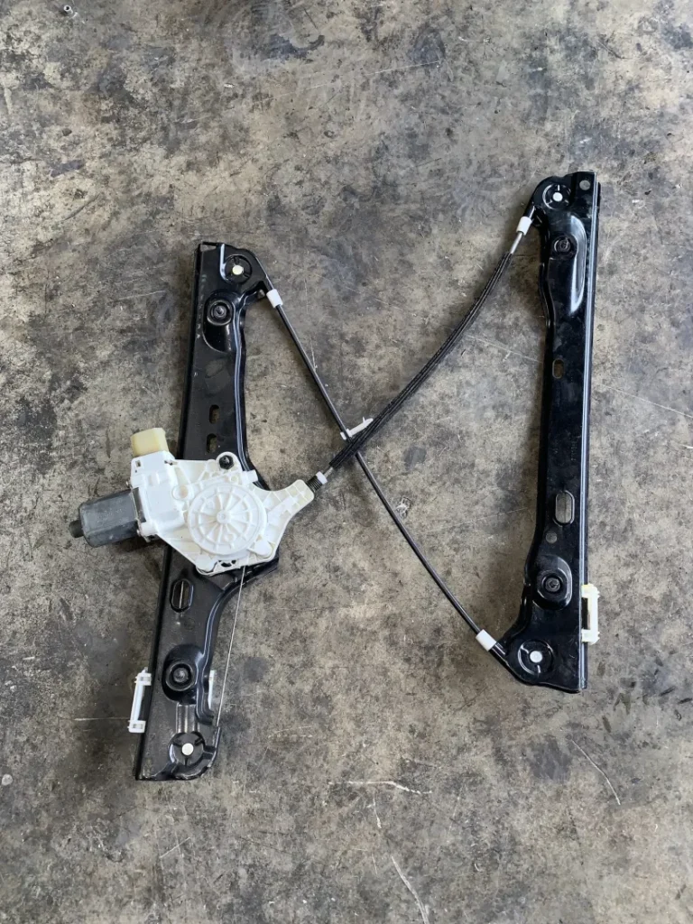 ΑΝΕΒΑΤΟΡΙ - ΓΡΥΛΟΣ ΠΑΡΑΘΥΡΟΥ ΕΜΠΡΟΣ ΔΕΞΙ BMW ΣΕΙΡΑ 3 E90 (ΚΩΔ. ΑΝΤΑΛ. 7060266 - 7140588)