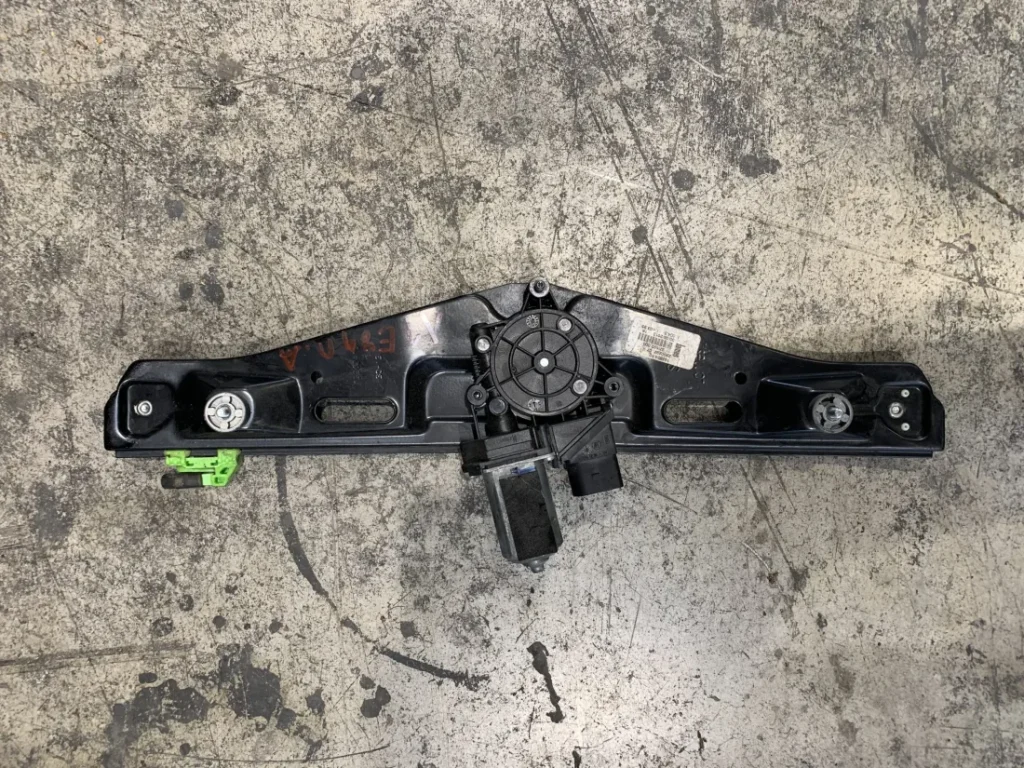 ΑΝΕΒΑΤΟΡΙ - ΓΡΥΛΟΣ ΠΑΡΑΘΥΡΟΥ ΠΙΣΩ ΑΡΙΣΤΕΡΟ BMW X1 E84 (ΚΩΔ. ΑΝΤΑΛ. 2990297)