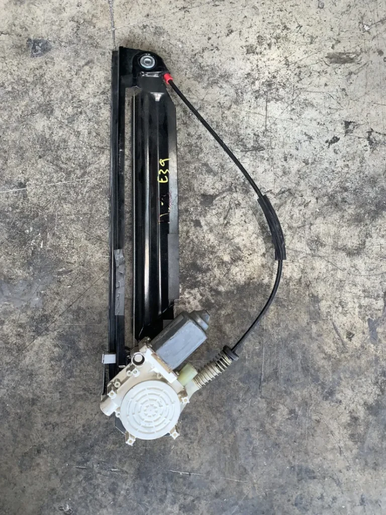 ΑΝΕΒΑΤΟΡΙ - ΓΡΥΛΟΣ ΠΑΡΑΘΥΡΟΥ ΕΜΠΡΟΣ ΑΡΙΣΤΕΡΑ BMW ΣΕΙΡΑ 5 Ε39 (ΚΩΔ. ΑΝΤΑΛ. 67628360511)