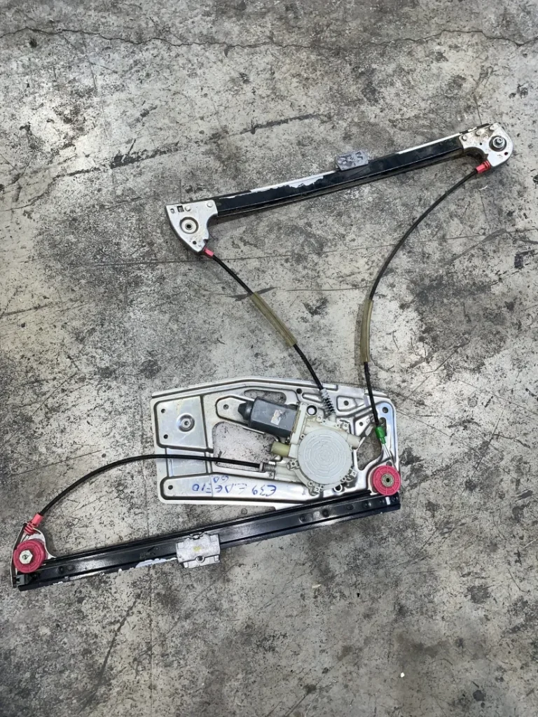 ΑΝΕΒΑΤΟΡΙ - ΓΡΥΛΟΣ ΠΑΡΑΘΥΡΟΥ ΕΜΠΡΟΣ ΔΕΞΙ BMW ΣΕΙΡΑ 5 Ε39 (ΚΩΔ. ΑΝΤΑΛ. 5138159832)