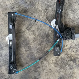 ΑΝΕΒΑΤΟΡΙ - ΓΡΥΛΟΣ ΠΑΡΑΘΥΡΟΥ ΕΜΠΡΟΣ ΑΡΙΣΤΕΡΟ MINI 5 DOOR F55 F56 (ΚΩΔ. ΑΝΤΑΛ. 7320278)