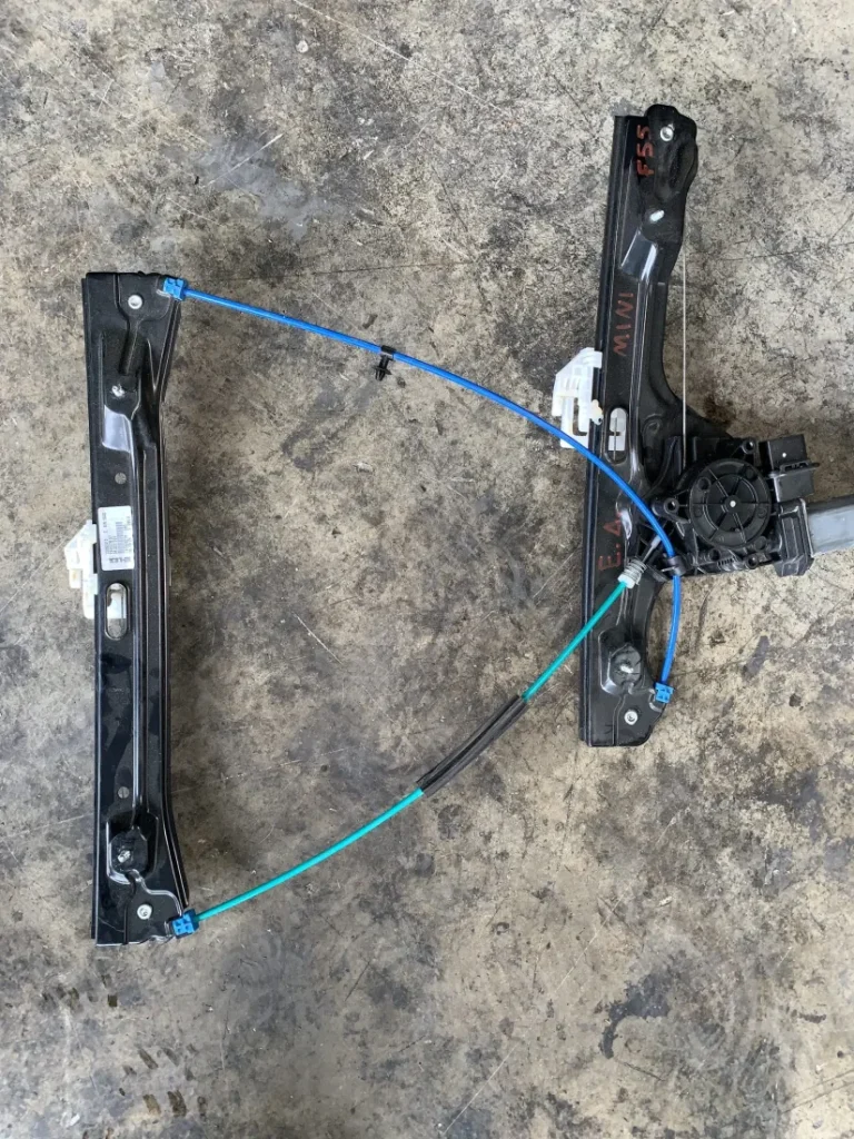 ΑΝΕΒΑΤΟΡΙ - ΓΡΥΛΟΣ ΠΑΡΑΘΥΡΟΥ ΕΜΠΡΟΣ ΑΡΙΣΤΕΡΟ MINI 5 DOOR F55 F56 (ΚΩΔ. ΑΝΤΑΛ. 7320278)