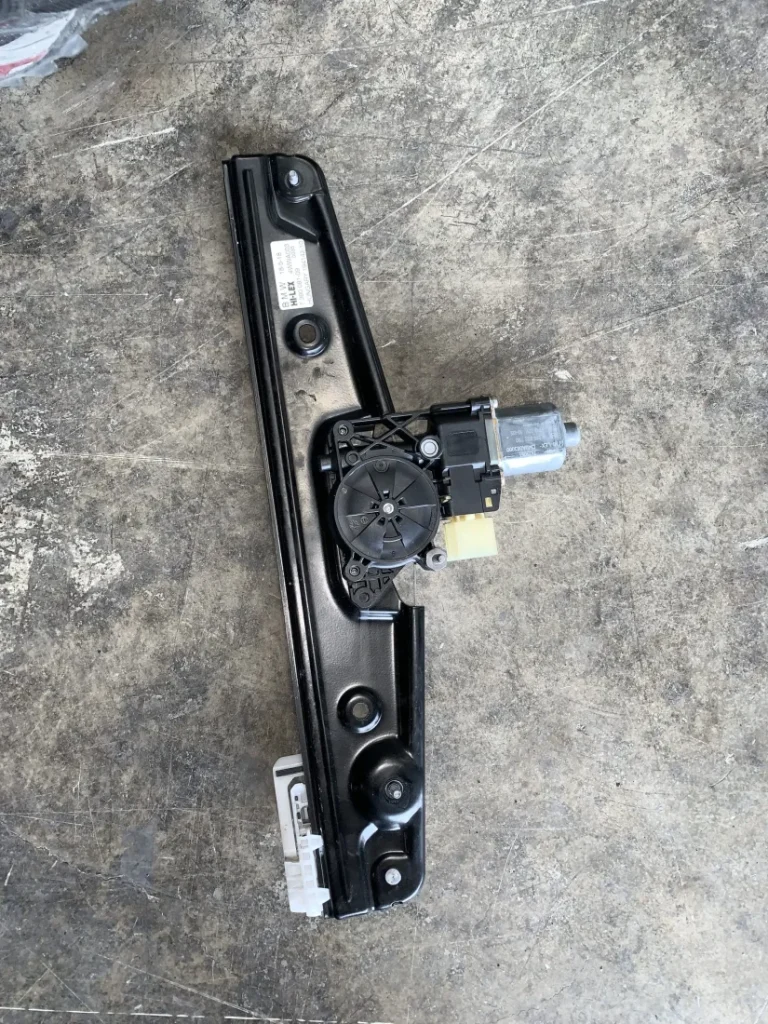 ΑΝΕΒΑΤΟΡΙ - ΓΡΥΛΟΣ ΠΑΡΑΘΥΡΟΥ ΠΙΣΩ ΑΡΙΣΤΕΡΟ MINI COUNTRYMAN F60 (ΚΩΔ. ΑΝΤΑΛ. 7390081)