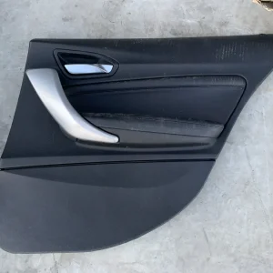 ΕΠΕΝΔΥΣΗ ΠΟΡΤΑΣ ΔΕΡΜΑ ΠΙΣΩ ΔΕΞΙΑ BMW ΣΕΙΡΑ 1 F20 (ΚΩΔ. ΑΝΤΑΛ. 7274748)