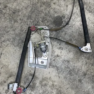 ΑΝΕΒΑΤΟΡΙ - ΓΡΥΛΟΣ ΠΑΡΑΘΥΡΟΥ ΕΜΠΡΟΣ ΑΡΙΣΤΕΡΟ BMW ΣΕΙΡΑ 5 Ε39 (ΚΩΔ. ΑΝΤΑΛ. 51338159831)