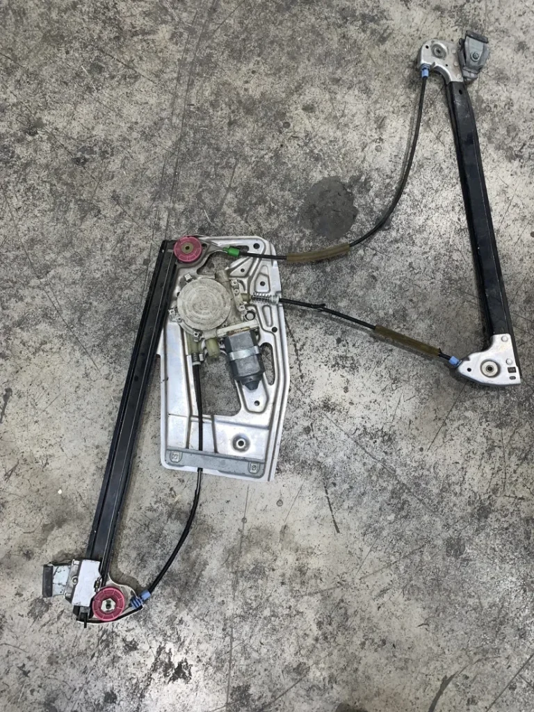 ΑΝΕΒΑΤΟΡΙ - ΓΡΥΛΟΣ ΠΑΡΑΘΥΡΟΥ ΕΜΠΡΟΣ ΑΡΙΣΤΕΡΟ BMW ΣΕΙΡΑ 5 Ε39 (ΚΩΔ. ΑΝΤΑΛ. 51338159831)