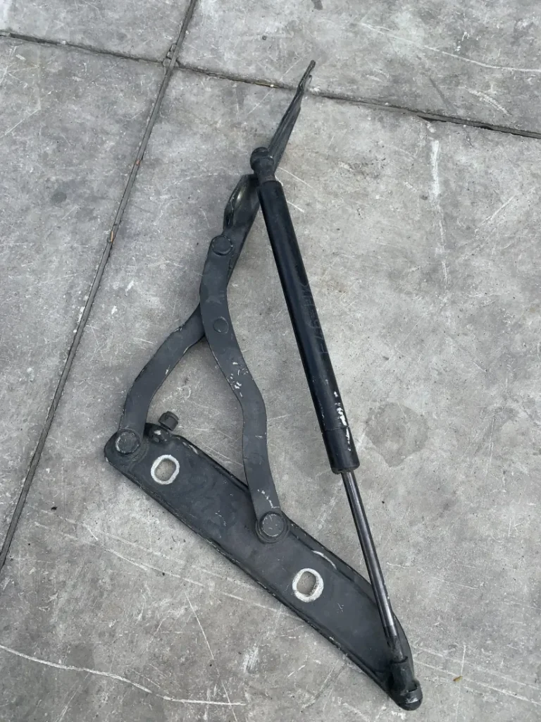 ΜΕΝΤΕΣΕΣ ΚΑΠΟΥ ΕΜΠΡΟΣ ΔΕΞΙΑ BMW ΣΕΙΡΑ 3 E46 (ΚΩΔ. ΑΝΤΑΛ. 41628220074)