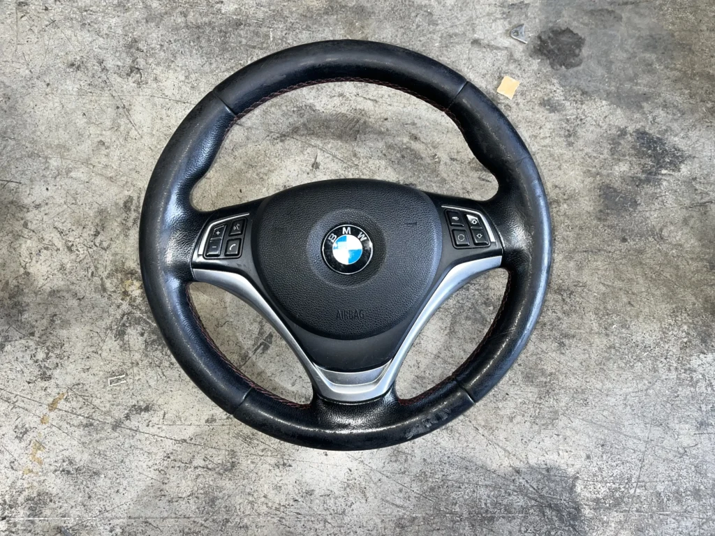 ΓΝΗΣΙΟ ΔΕΡΜΑΤΙΝΟ ΤΙΜΟΝΙ ΠΟΛΛΑΠΛΩΝ ΛΕΙΤΟΥΡΓΙΩΝ BMW X1 E84 - ΑΡΙΣΤΗ ΚΑΤΑΣΤΑΣΗ