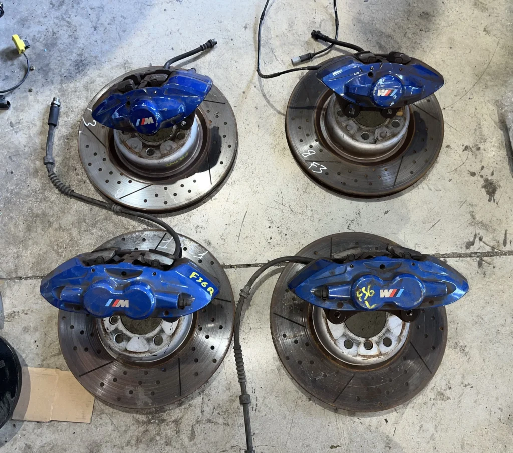 ΣΕΤ ΦΡΕΝΑ BREMBO 4-ΠΙΣΤΟΝΕΣ ΔΑΓΚΑΝΕΣ & ΔΙΣΚΟΙ 340MM BMW M-SPORT P4.40 - ΣΕΙΡΑ 1, 2, 3, 4 F20, F21, F22, F23, F30, F31, F34 GT, F32, F33, F36 GC