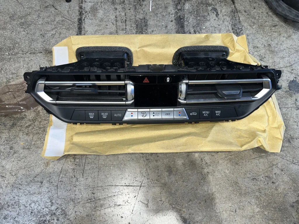 ΠΩΛΕΙΤΑΙ ΧΕΙΡΙΣΤΗΡΙΟ ΑΥΤΟΜΑΤΟΥ ΣΥΣΤΗΜΑΤΟΣ ΚΛΙΜΑΤΙΣΜΟΥ BMW ΣΕΙΡΑ 1 & 2 (F40, F44 G.C) – ΚΑΙΝΟΥΡΓΙΟ